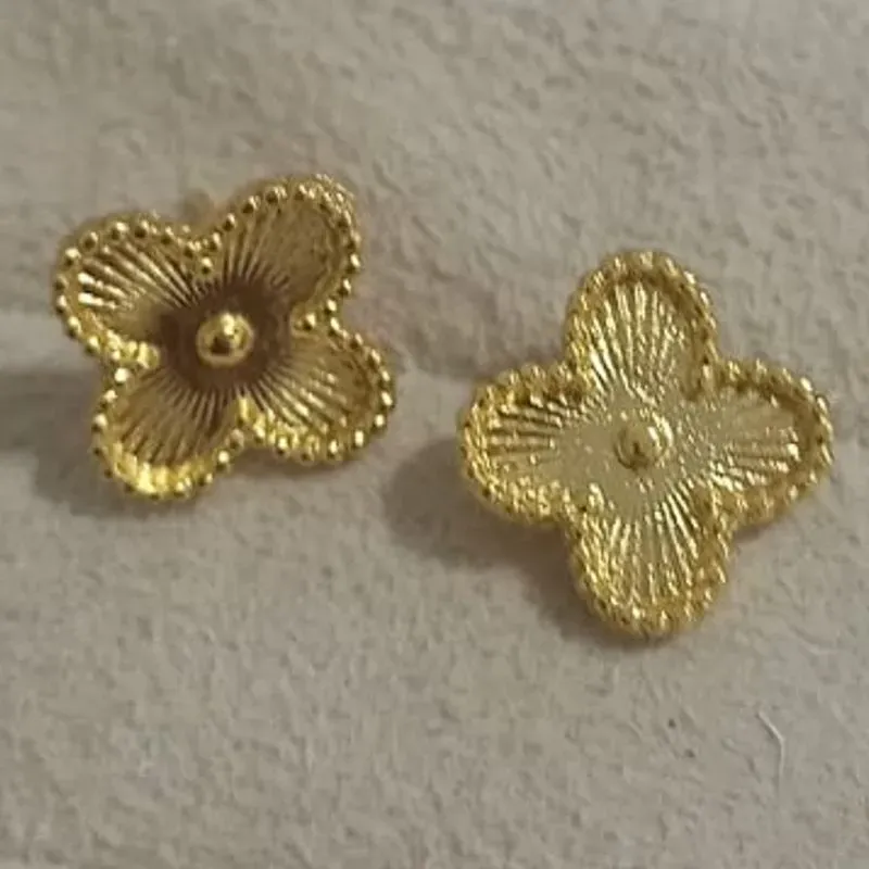 Brinco Van Cleef Ouro