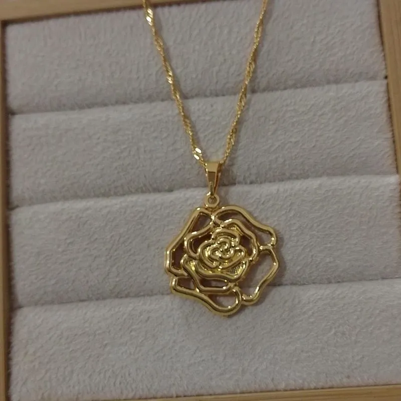 Colar Flor Vazada